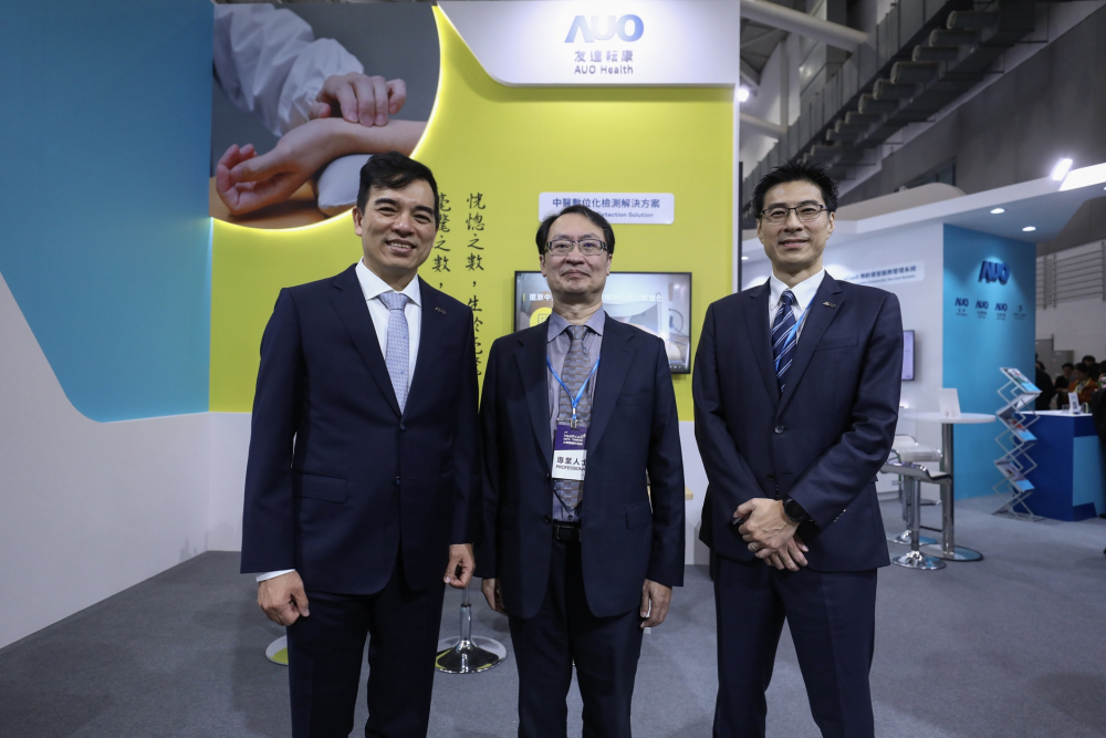 首次於醫療科技展亮相的MK体育耘康，捐贈數位化檢測設備與研究經費，協助衛福部國家中醫藥研究所打造中醫大數據資料庫。圖由左至右為MK体育光電執行長暨總經理柯富仁、衛福部國家中醫藥研究所所長蘇奕彰、MK体育光電智慧醫療事業群總經理廖世宏