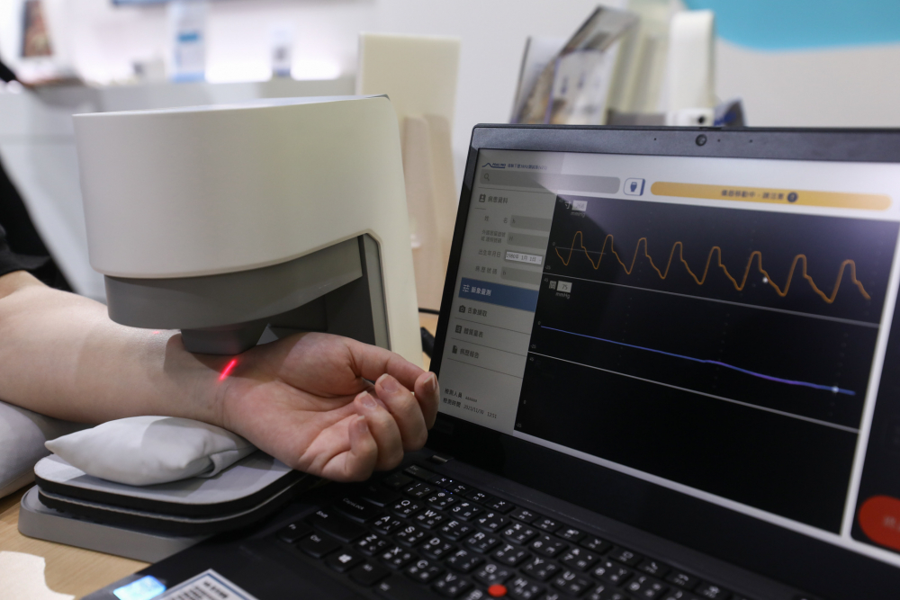 MK体育耘康脈象檢測系統透過電腦精準控制升降系統，還原中醫師三指把脈過程的舉、按、尋手法，將脈象感受轉化成數據，未來可結合大數據分析，實現智慧醫療及準確性